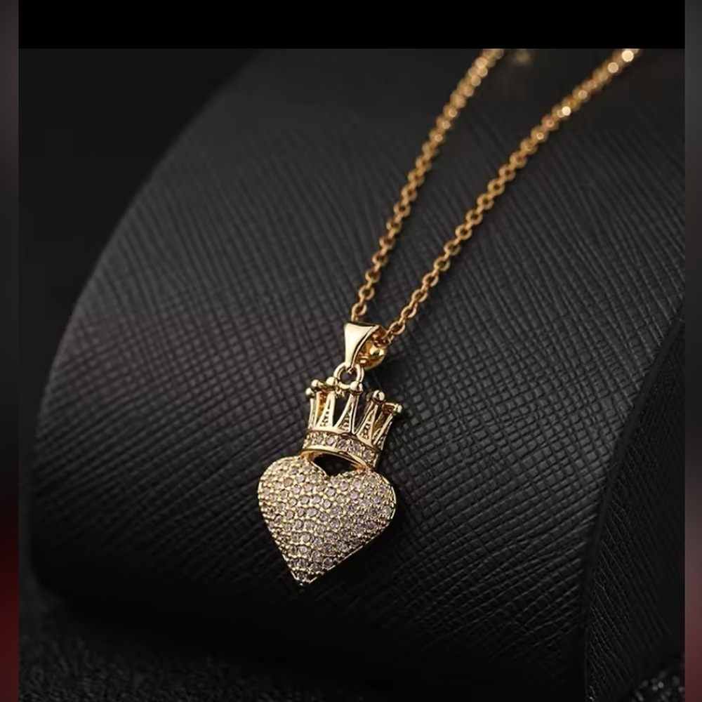 18K Gold Heart & Crown Pendant Necklace With Pave Diamond Inlay